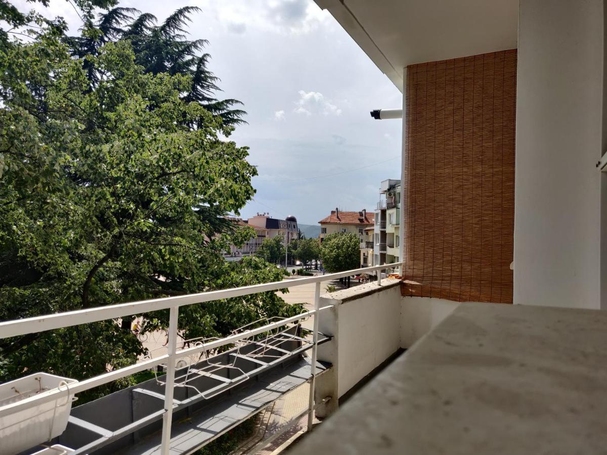 White Apartment Kazanlŭk Buitenkant foto