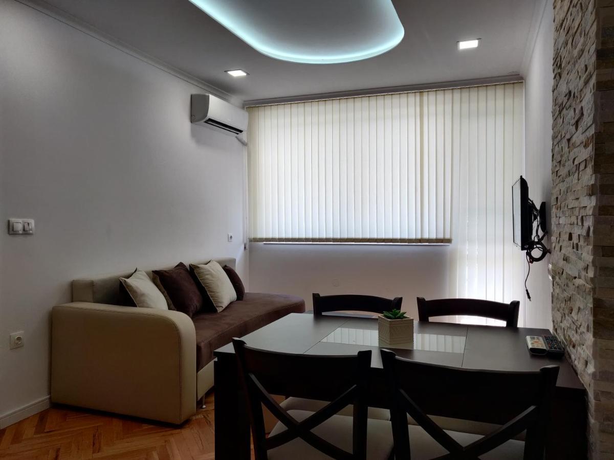 White Apartment Kazanlŭk Buitenkant foto